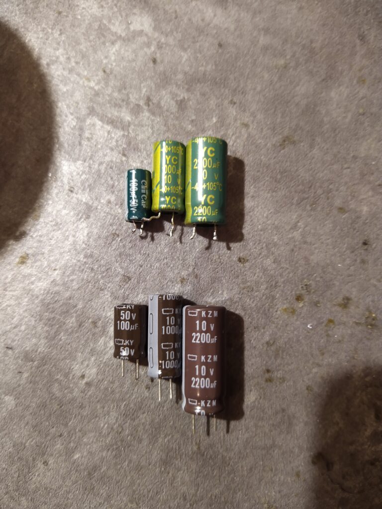 Vadné a nové elektrolytické kondenzátory do zdroje Gigabyte P750GM.