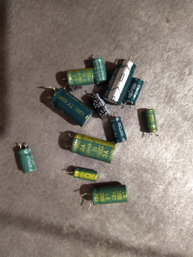 Původní elektrolytické kondenzátory ze zdroje Gigabyte P750GM.