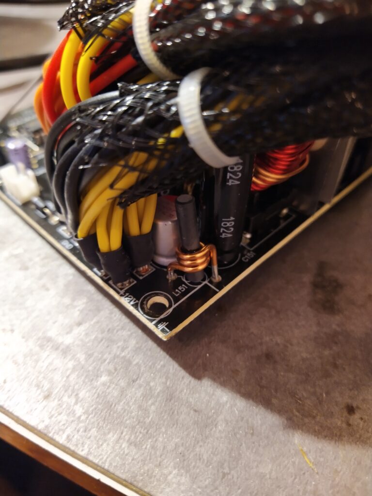 Tlumivka +12V větve zdroje ZALMAN ZM700 LXII z druhé strany DPS.