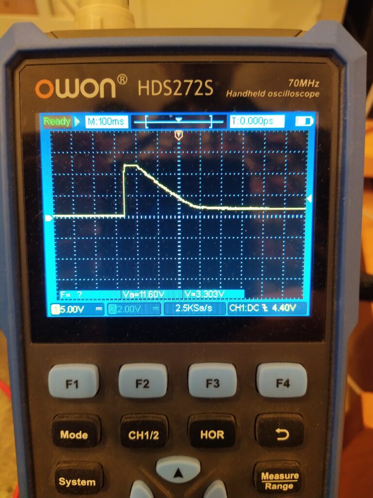 Kontrola napětí na +12V větvi zdroje ZALMAN ZM700 TX před opravou. Napětí je v pořádku.