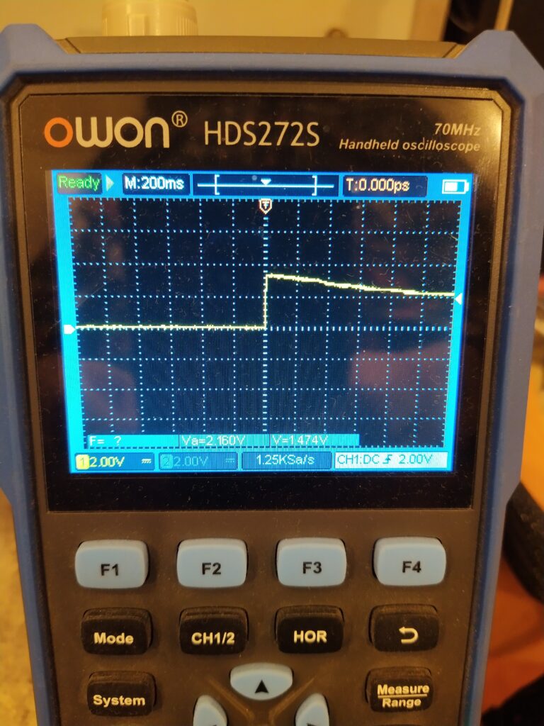Kontrola napětí na +3,3V větvi zdroje ZALMAN ZM700 TX před opravou. Napětí je v pořádku.
