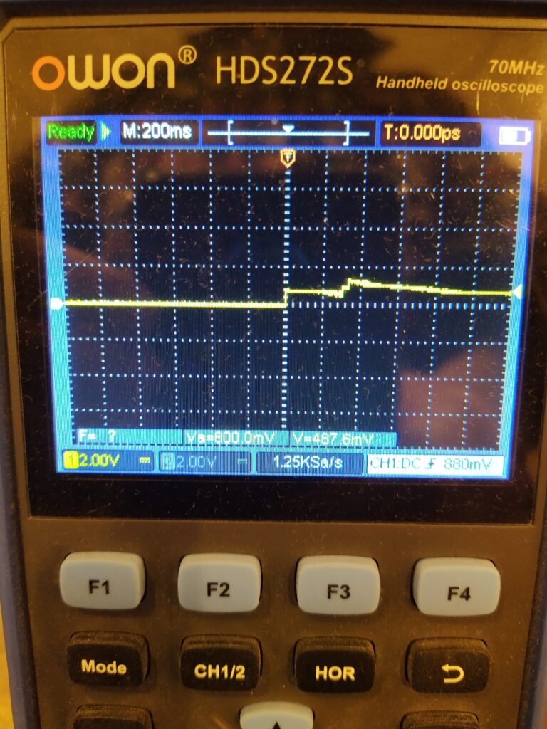Kontrola napětí na +5V větvi zdroje ZALMAN ZM700 TX před opravou. Napětí chybí.