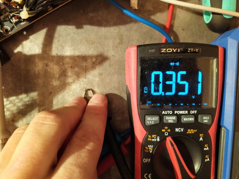 Měření původní bootstrapové diody D1 ze step-down měniče pro +5 V ze zdroje ZALMAN ZM700 TX pomocí testeru diod v multimetru. I přes to, že se dioda tváří jako dobrá - neproražená, je vadná.