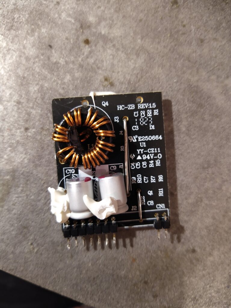 DPS step-down měniče pro +5 V ze zdroje ZALMAN ZM700 TX shora.