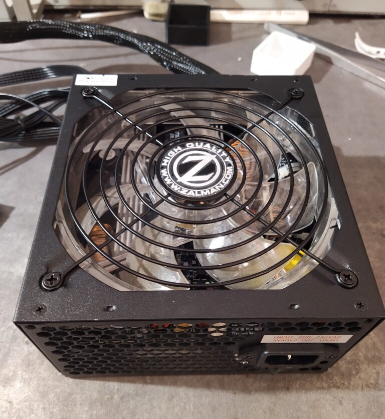 PC zdroj ZALMAN ZM700 TX shora.