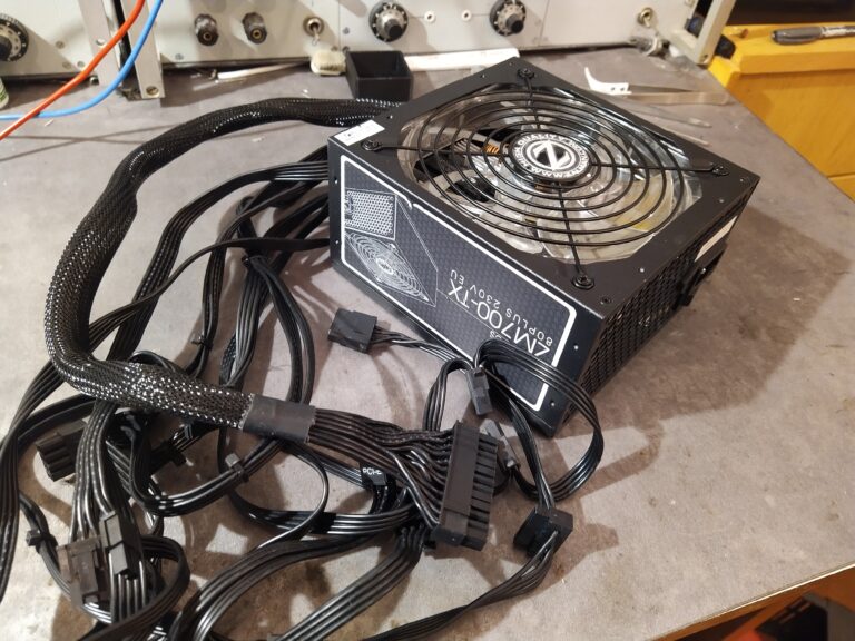 PC zdroj ZALMAN ZM700 TX z boku s kabeláží.