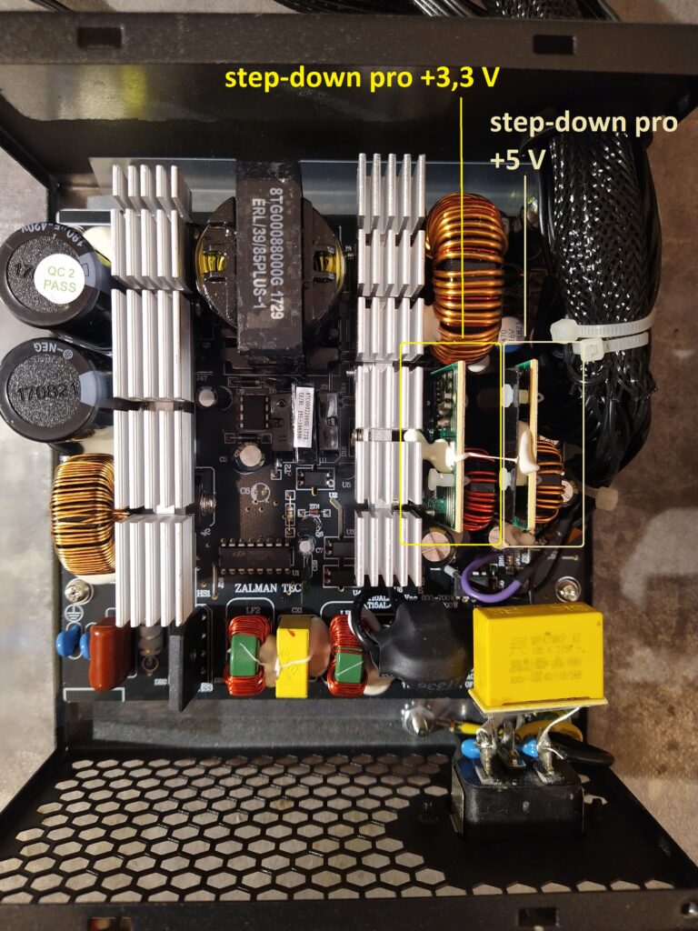 Vnitřek zdroje ZALMAN ZM700 TX s vyznačenými step-down měniči pro +5 V a +3,3 V.