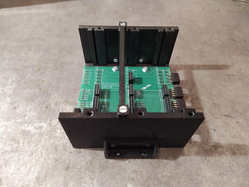 Hlavní propojovací deska malého modulárního řídícího systému i s mechanikou z boku.