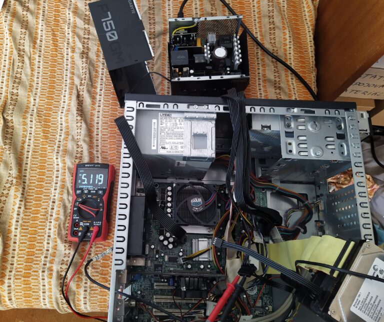 Testování zdroje Gigabyte P750GM č. 2 po opravě ve zkušebním počítači.