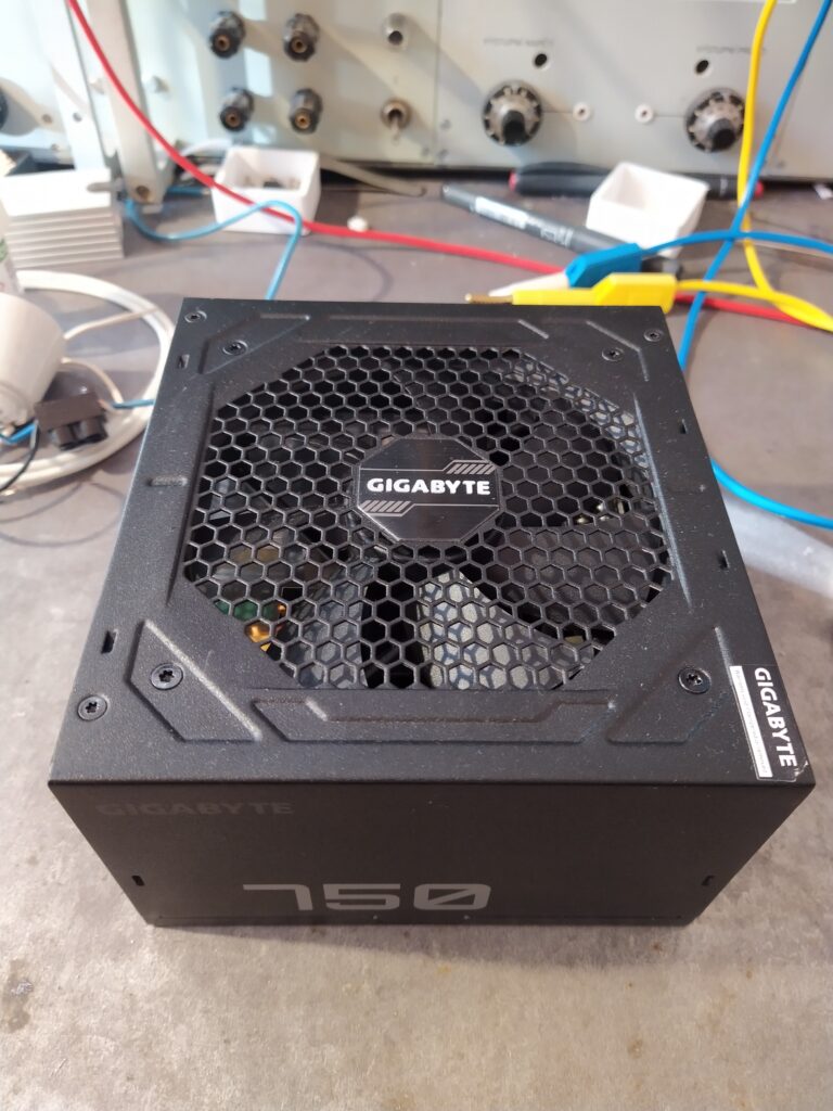 Zdroj Gigabyte P750GM č. 2 zpředu.