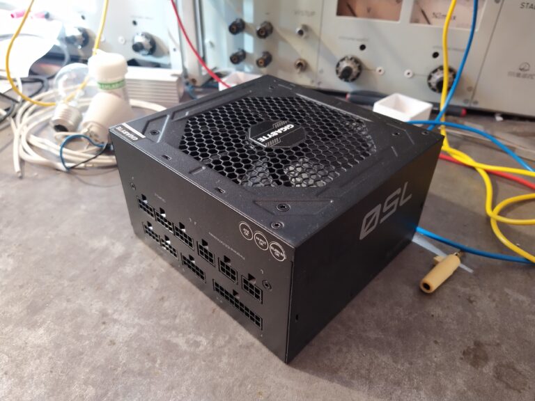 Zdroj Gigabyte P750GM č. 2 z boku.