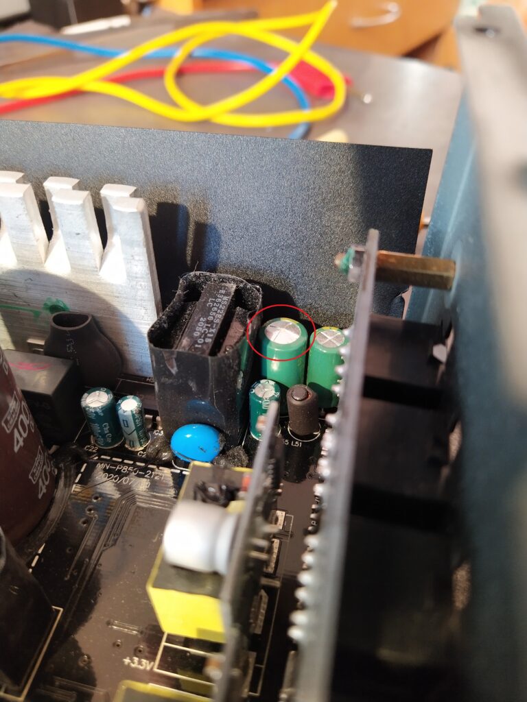 Vadný elektrolytický kondenzátor na sekundární straně pomocného zdroje ve zdroji Gigabyte P750GM č. 2.