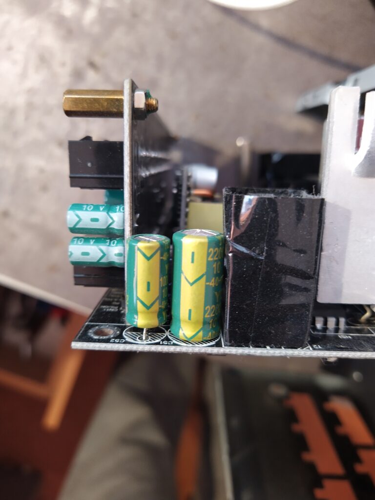 Vadný elektrolytický kondenzátor na sekundární straně pomocného zdroje ve zdroji Gigabyte P750GM č. 2, pohled z jiné strany.