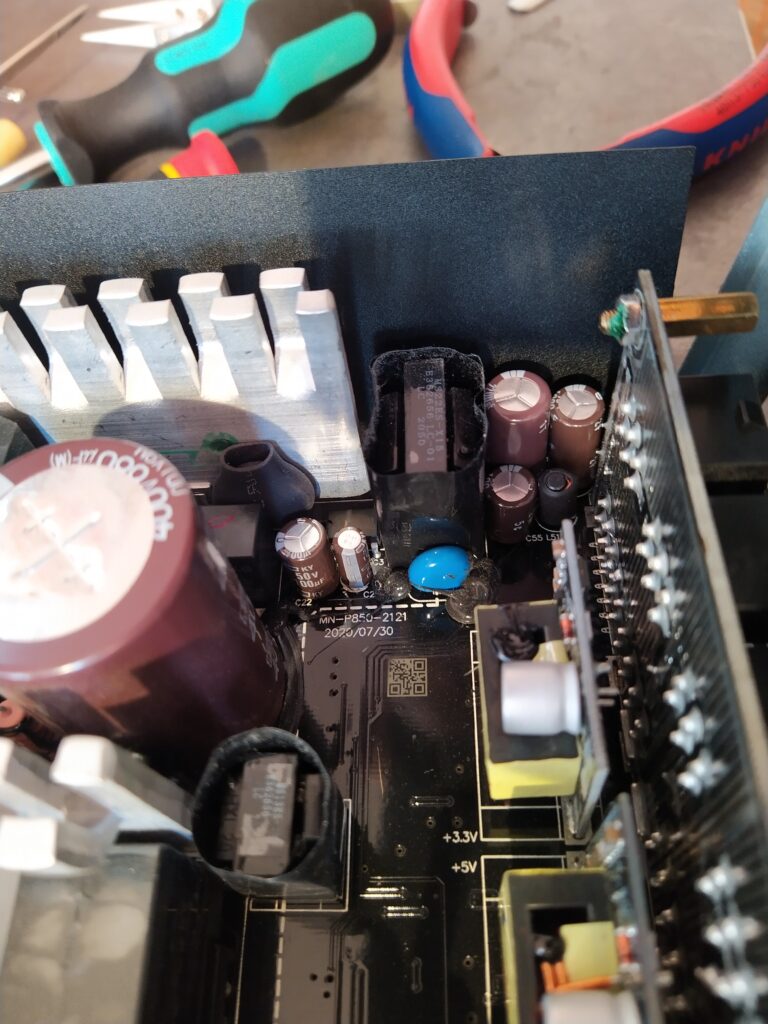 Pomocný zdroj ve zdroji Gigabyte P750GM č. 2 s vyměněnými elektrolytickými kondenzátory.