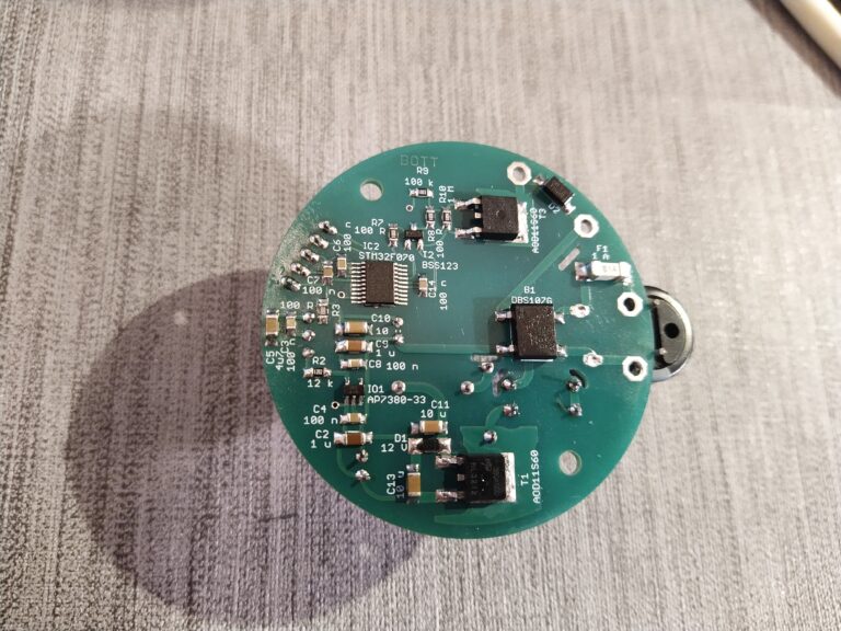 Osazená DPS elektroniky dálkového ovládání s regulací jasu ze spodní strany.