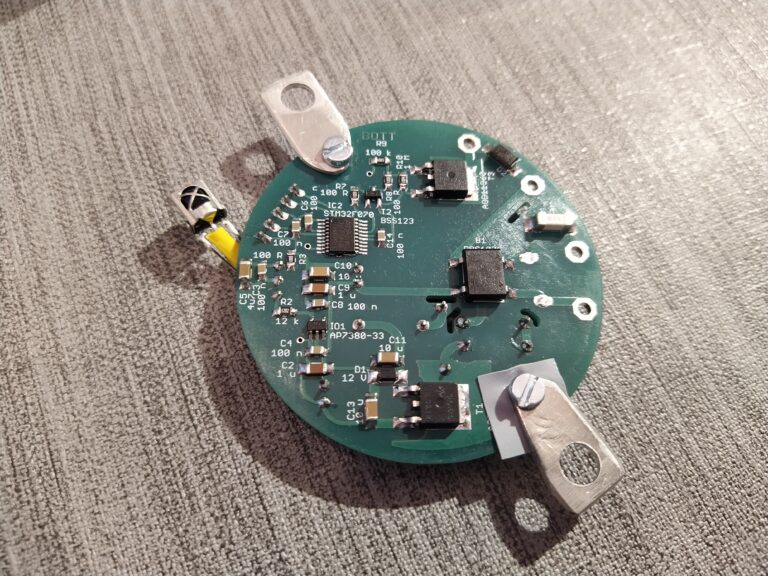 Osazená DPS elektroniky dálkového ovládání s regulací jasu ze spodní strany s držáky, připravená na montáž do lampičky.