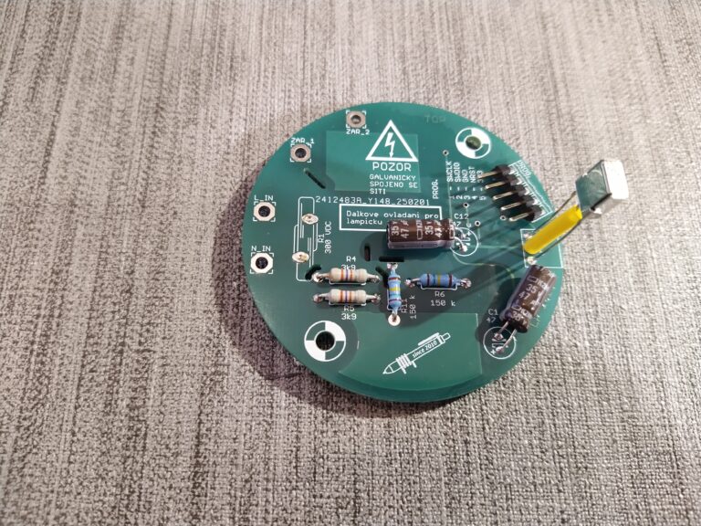 Osazená DPS elektroniky dálkového ovládání s regulací jasu z vrchní strany.
