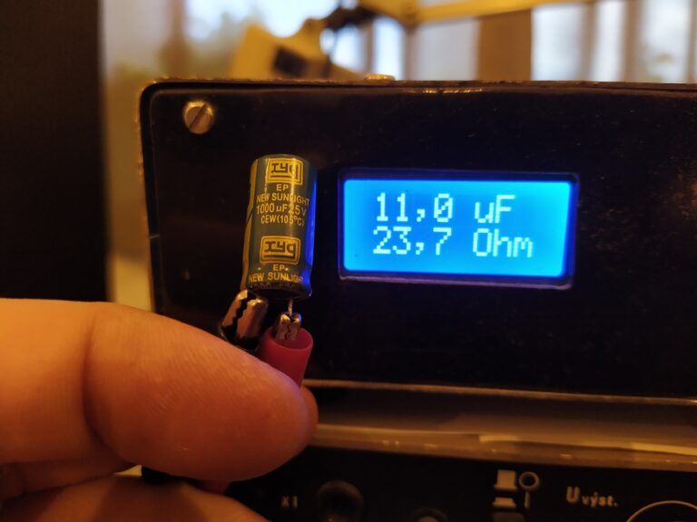 Měření vadného elektrolytického kondenzátoru z UPS VOLT.