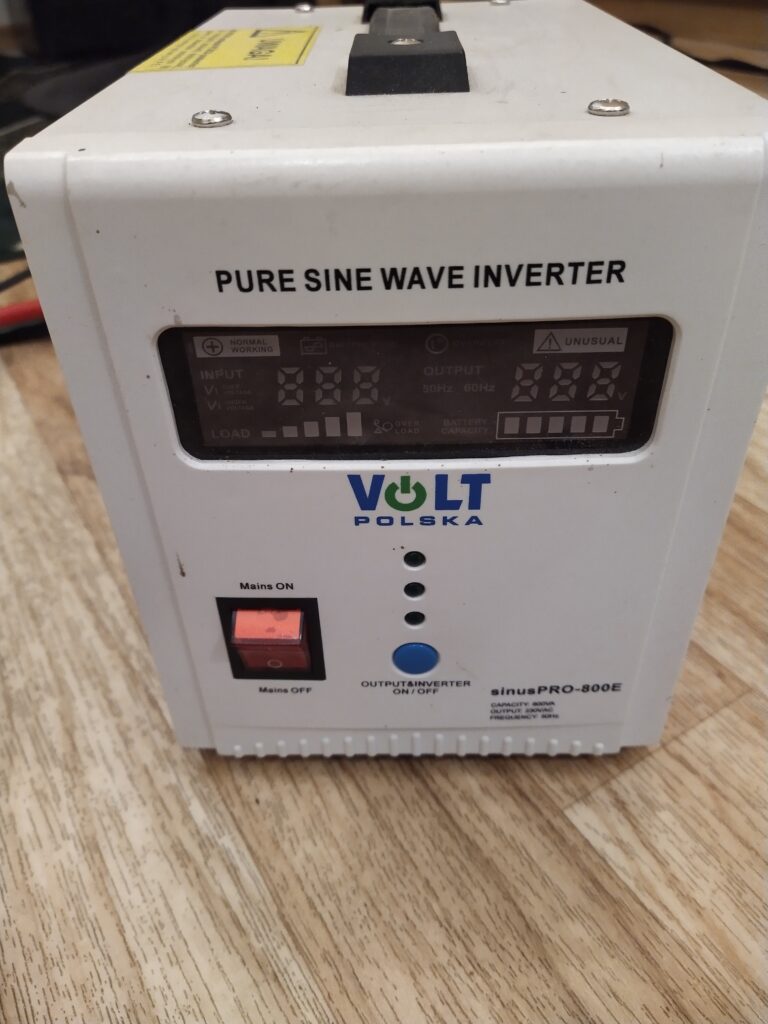 UPS záložní zdroj VOLT SinusPRO-800E zpředu.