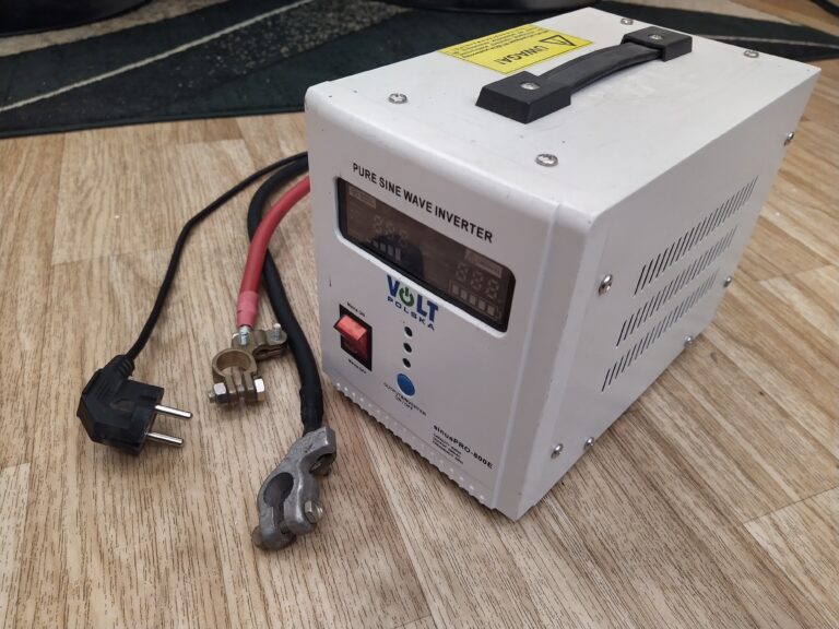 Záložní zdroj VOLT SinusPRO-800E zpředu před opravou.