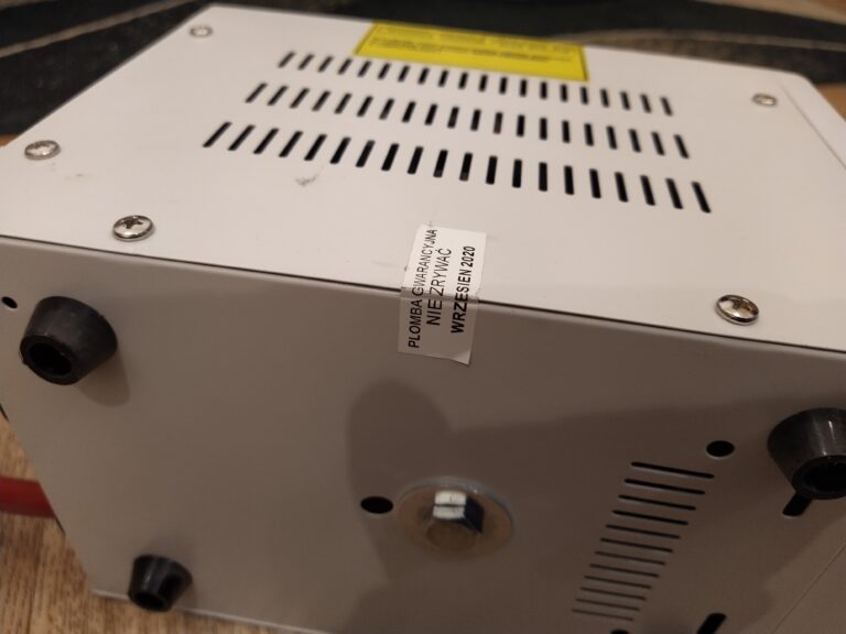 Neporušená pečeť v UPS VOLT SinusPRO-800E.