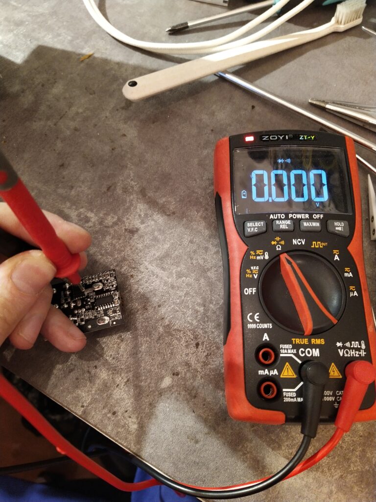 Kontrola hlavního tranzistoru step-down měniče pro +5V větev. Tranzistor je vadný.
