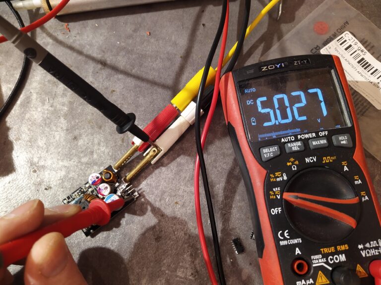Kontrola výstupního napětí step-down měniče +5V větve ze zdroje EVGA 600 BQ č. 2 po opravě.