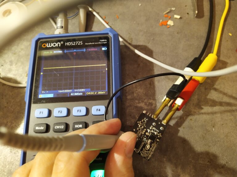 Kontrola přítomnosti spínacích impulsů na pinu UGATE řídícího obvodu APW7073 ze step-down měniče pro +5V větev. Impulsy chybí -> obvod je zřejmě vadný.