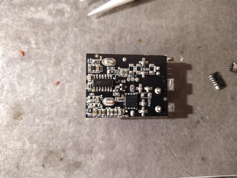 Opravený step-down měnič pro +5V větev. Vyměněný je hlavní tranzistor měniče a řídící obvod.