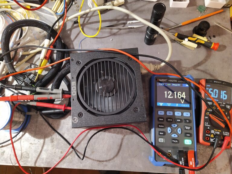 Testování zdroje EVGA 600 BQ č. 2 po opravě se zátěží 6 A na +5V větev. Zdroj funguje.