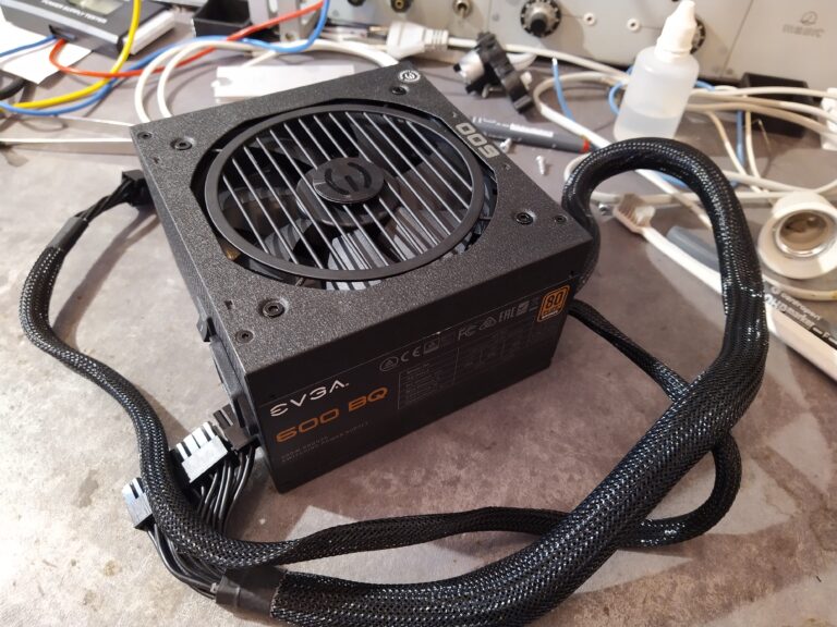 Zdroj EVGA 600 BQ č. 2 z boku s kabeláží.