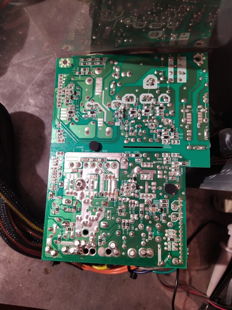 DPS zdroje Corsair VS450 ze spodní strany.