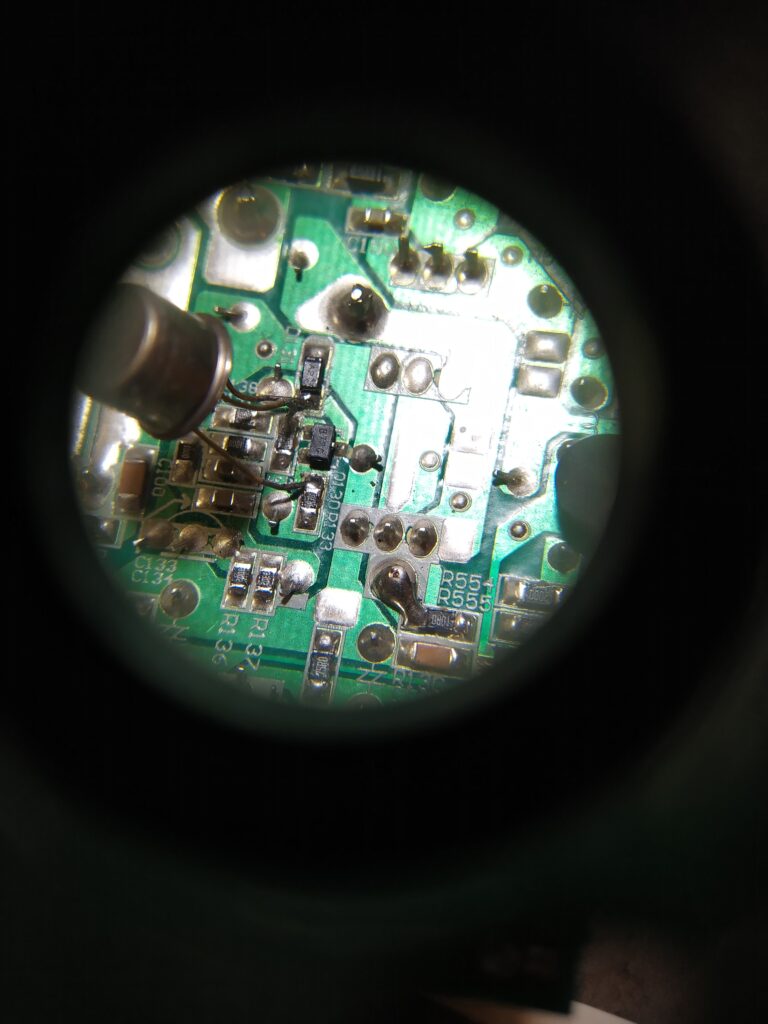 Detail na původní tranzistor Q6 s označením B72G ze stabilizátoru +3,3V zdroje ve zdroji Corsair VS450. Přes tranzistor je zkušebně naletovaný tranzistor KFY18.