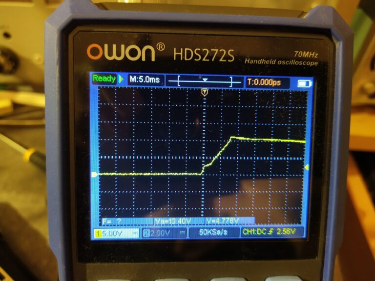 Kontrola napětí +12V větve pomocí osciloskopu u zdroje Corsair VS450. Větev je v pořádku.
