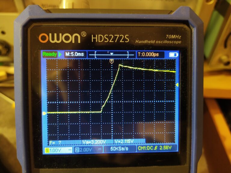 Kontrola napětí +3,3V větve pomocí osciloskopu u zdroje Corsair VS450. Na větvi je přepětí!