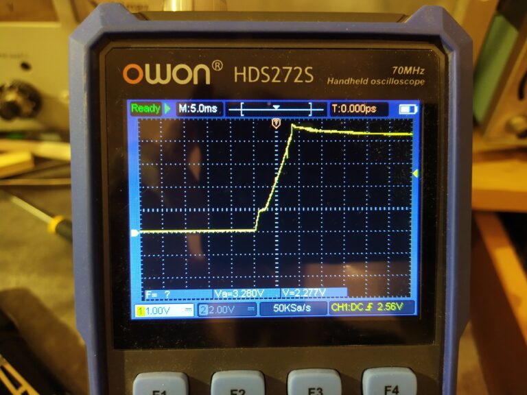 Kontrola napětí +5V větve pomocí osciloskopu u zdroje Corsair VS450. Větev je v pořádku.