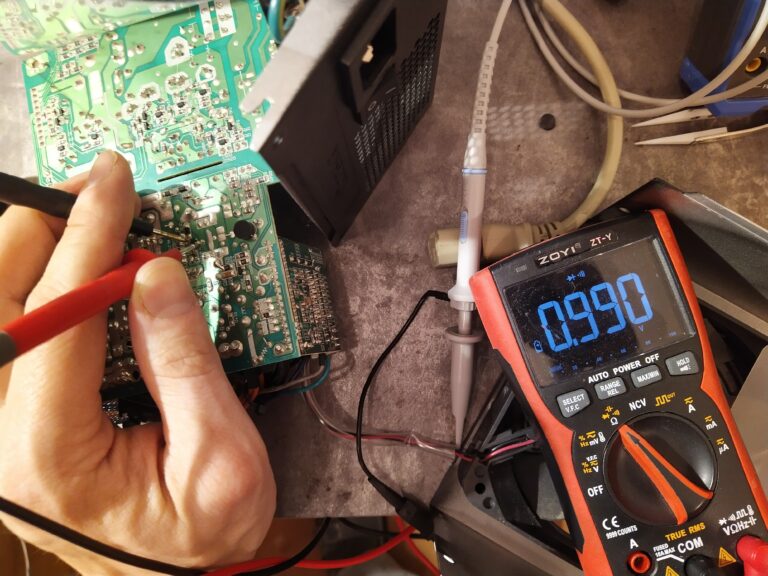 Kontrola přechodu BC u tranzistoru Q6 pomocí diodového testu na multimetru ve zdroji Corsair VS450. Přechod je přerušený -> tranzistor je vadný.