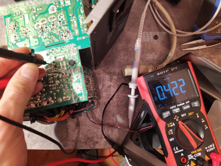 Kontrola přechodu BE u tranzistoru Q6 pomocí diodového testu na multimetru ve zdroji Corsair VS450. Přechod je v pořádku.