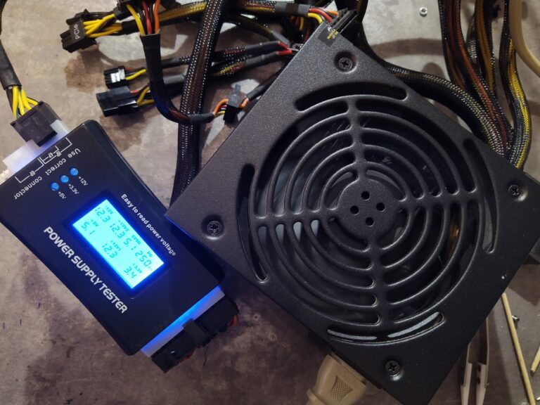 Testování zdroje Corsair VS450 po opravě pomocí testeru PC zdrojů z Aliexpressu.