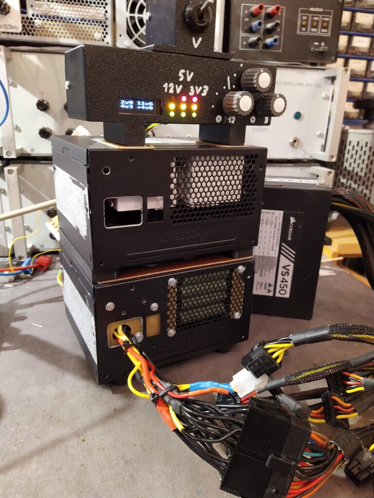 Testování zdroje Corsair VS450 po opravě pomocí mého nového :-) zátěžového testeru PC zdrojů se zátěží 390 W.