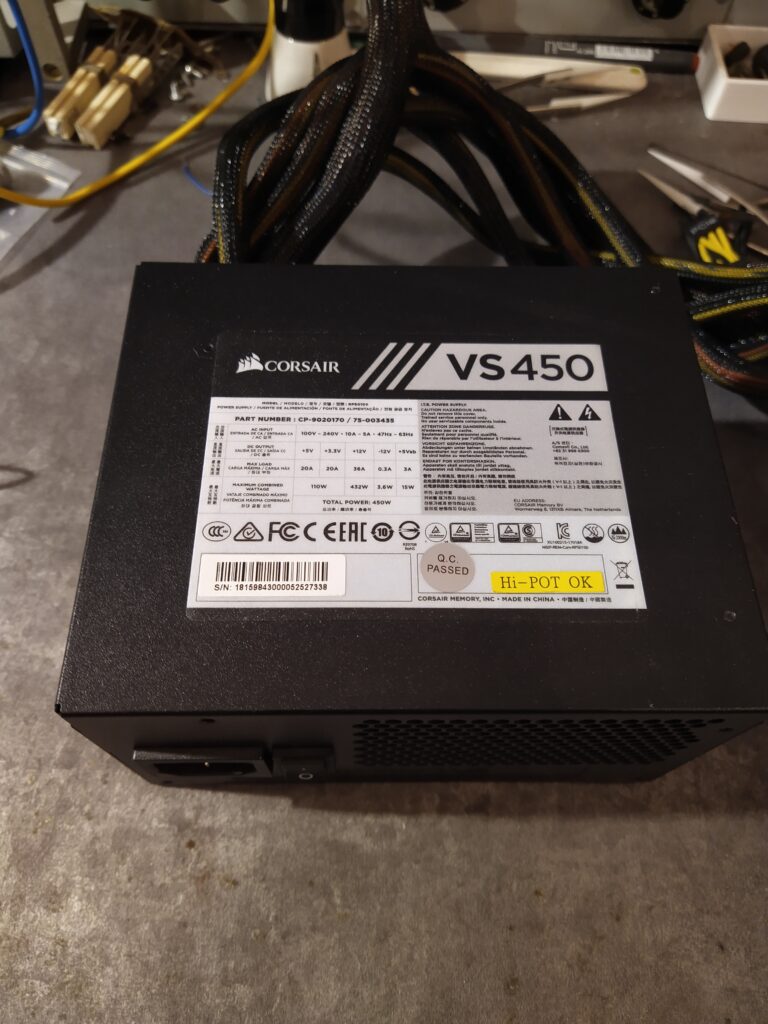Zdroj Corsair VS450 shora.
