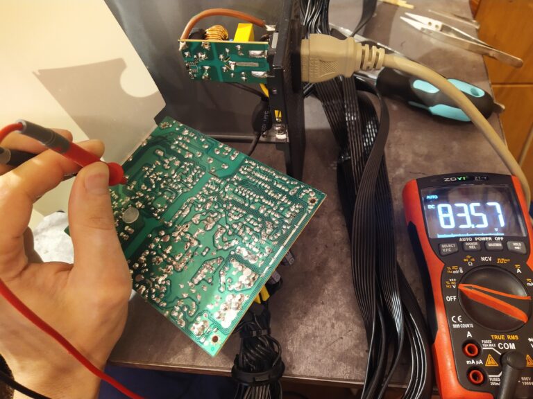 Kontrola napětí na hlavním kondenzátoru na primární straně. Opravované zdroje připojuji k síti přes svou novou hračku - regulační autotransformátor a zkouším je na menší napětí. Z toho důvodu je na kondenzátoru pouze 83 V. Napětí je OK.