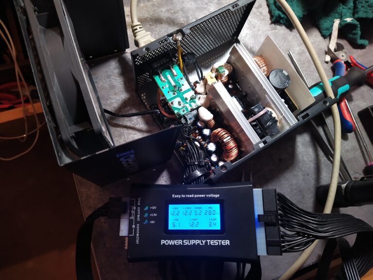 Testování zdroje Enermax Maxpro II po opravě pomocí testeru PC zdrojů z Aliexpressu.