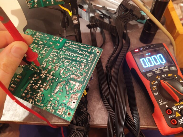 Kontrola hlavní diody na sekundární straně pomocného zdroje u zdroje Enermax Maxpro II. Dioda je vadná.