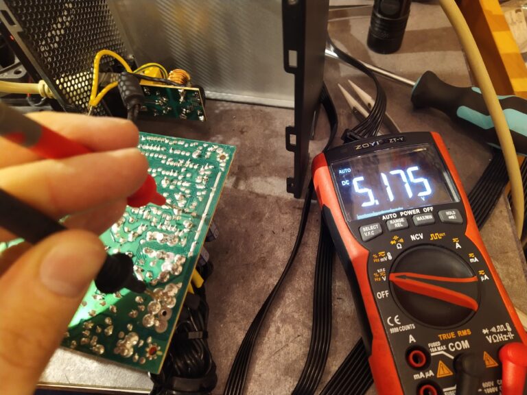 Kontrola výstupního napětí pomocného zdroje ze zdroje Enermax Maxpro II po opravě. Napětí je v pořádku.