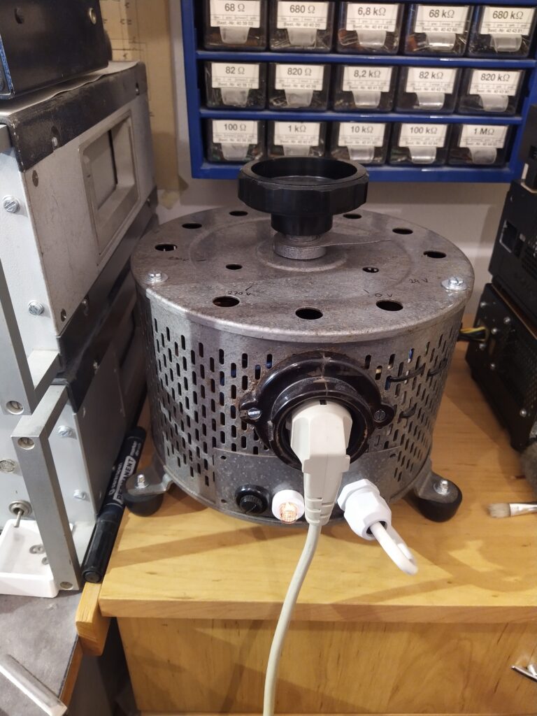 Regulační autotransformátor Křižík RT 2,5. Velice praktický pomocník při opravách síťových napájecích zdrojů.