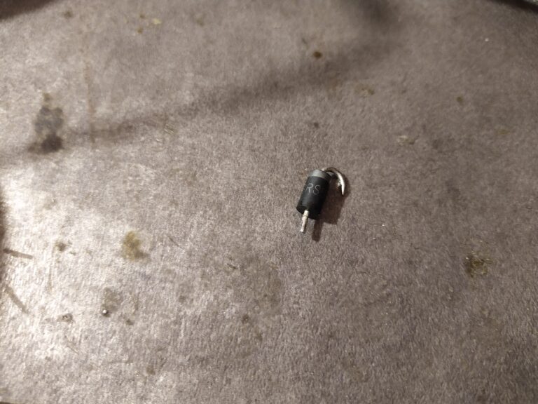 Původní dioda CSRS545 ze sekundární strany pomocného zdroje ze zdroje Enermax Maxpro II.