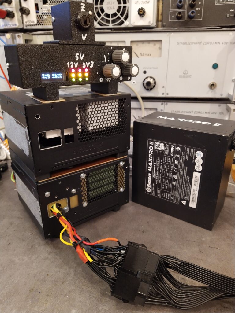 Testování zdroje Enermax Maxpro II po opravě pomocí zátěžového testeru PC zdrojů se zátěží 510 W.