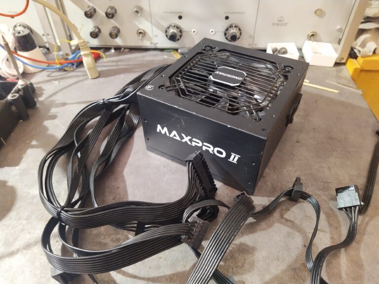 Zdroj Enermax Maxpro II z boku s kabeláží.