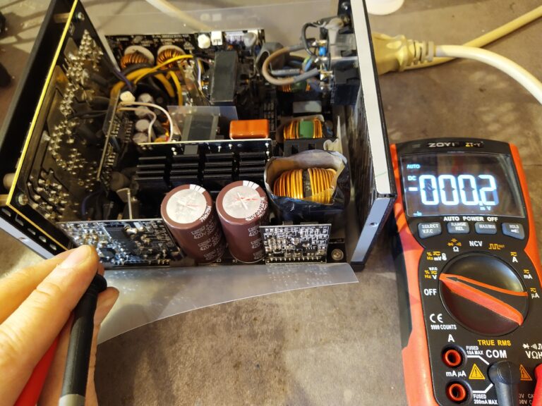 Kontrola výstupního napětí pomocného zdroje ve zdroji FSP Hydro G 750. Napětí chybí.